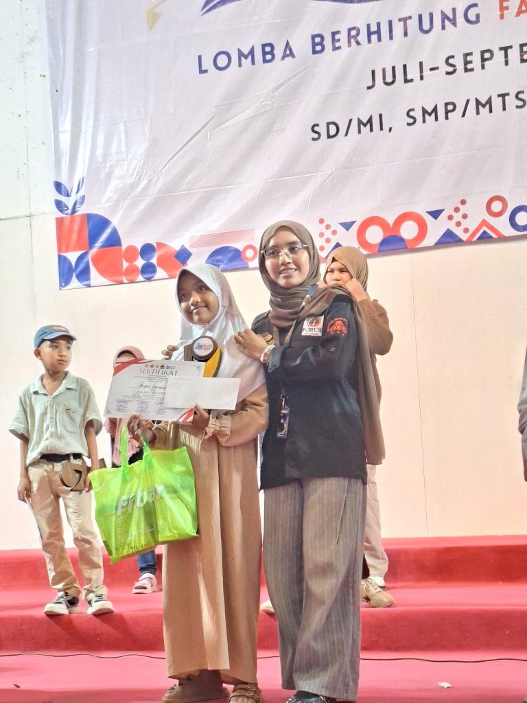 Nadia mendapatkan Piala, Uang Pembinaan dan Sertifikat sebagai pemenang